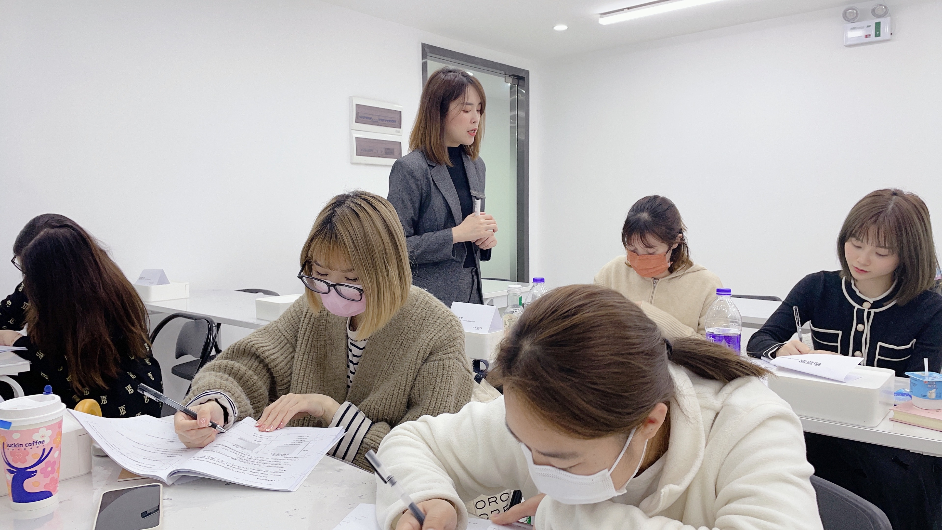 日式美甲培训学校好还是全能美甲学校好？哪个更好开店？