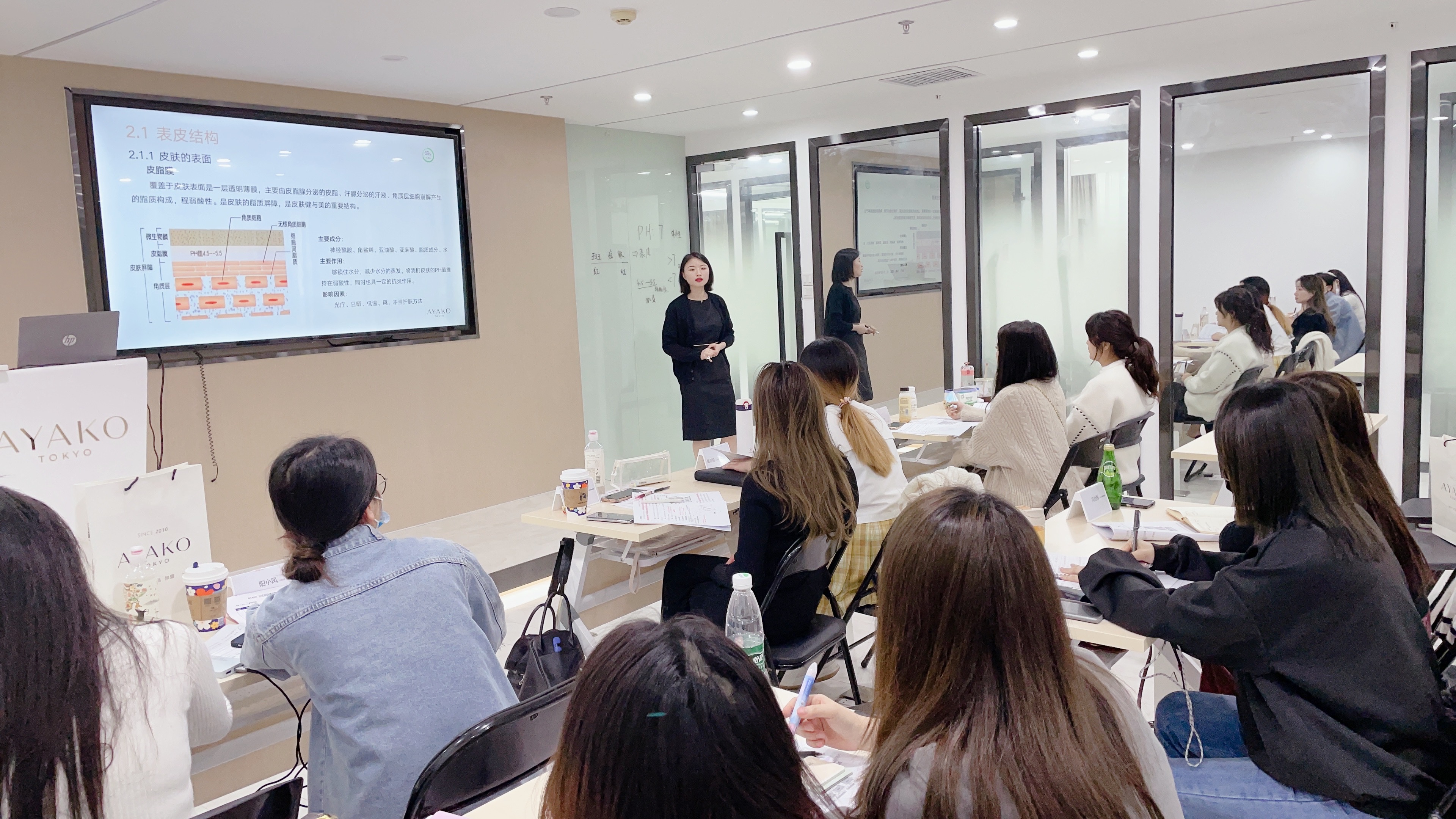 如何学习美甲？去哪里可以找好学校学习？