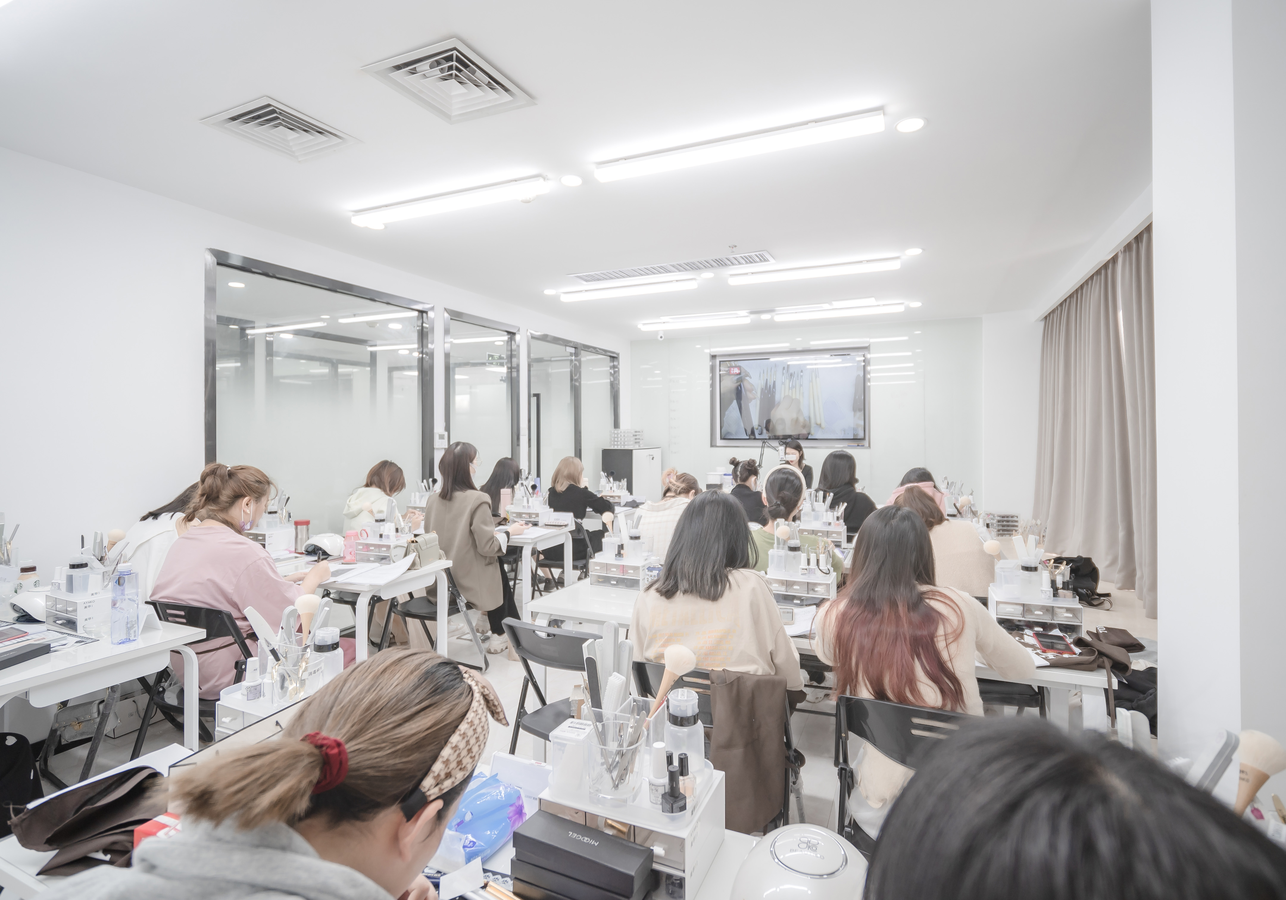 哪个美甲培训学校学美甲比较好？培训之前需要注意哪些？