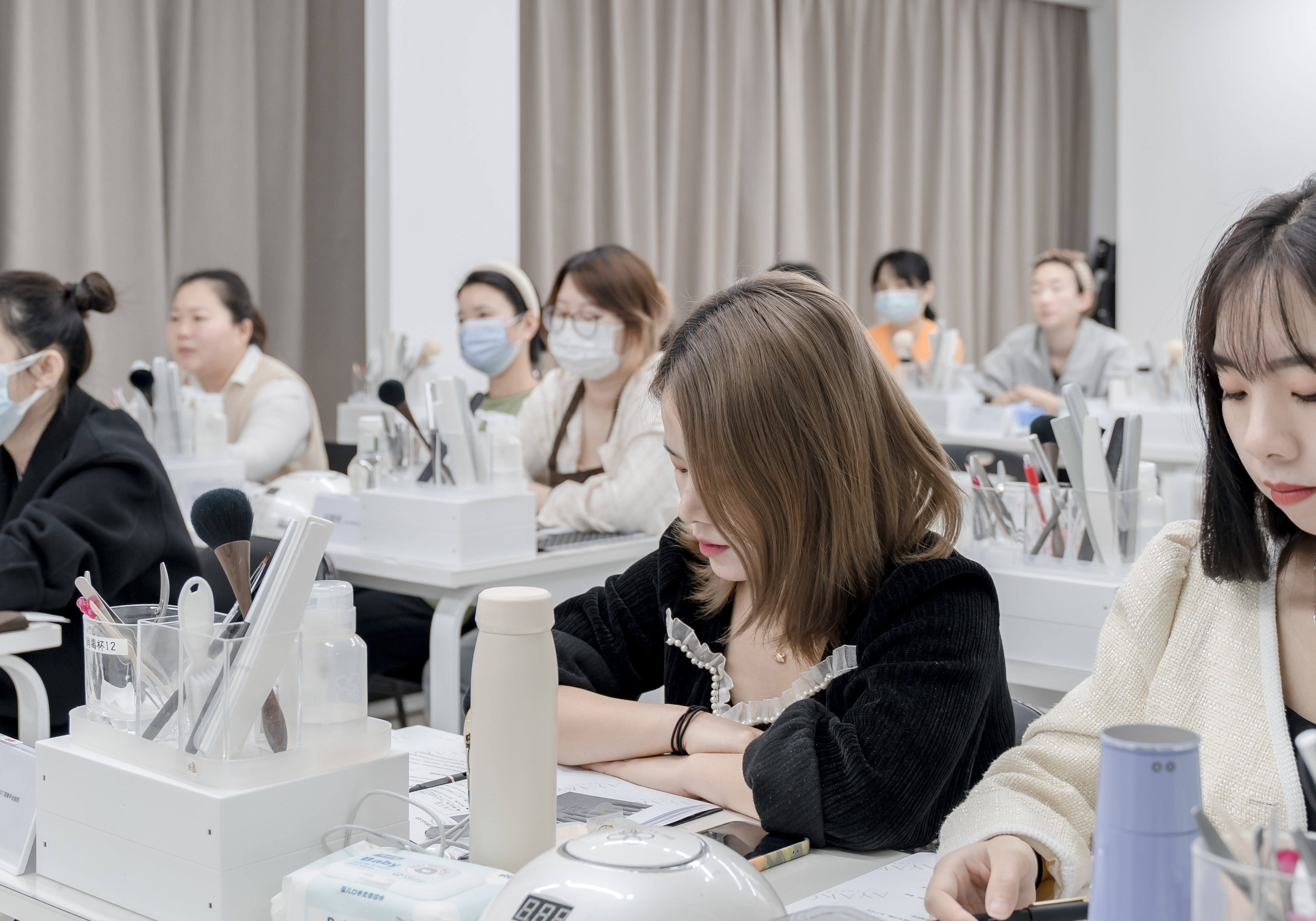 哪有美甲培训学校？学习美甲的过程难不难？