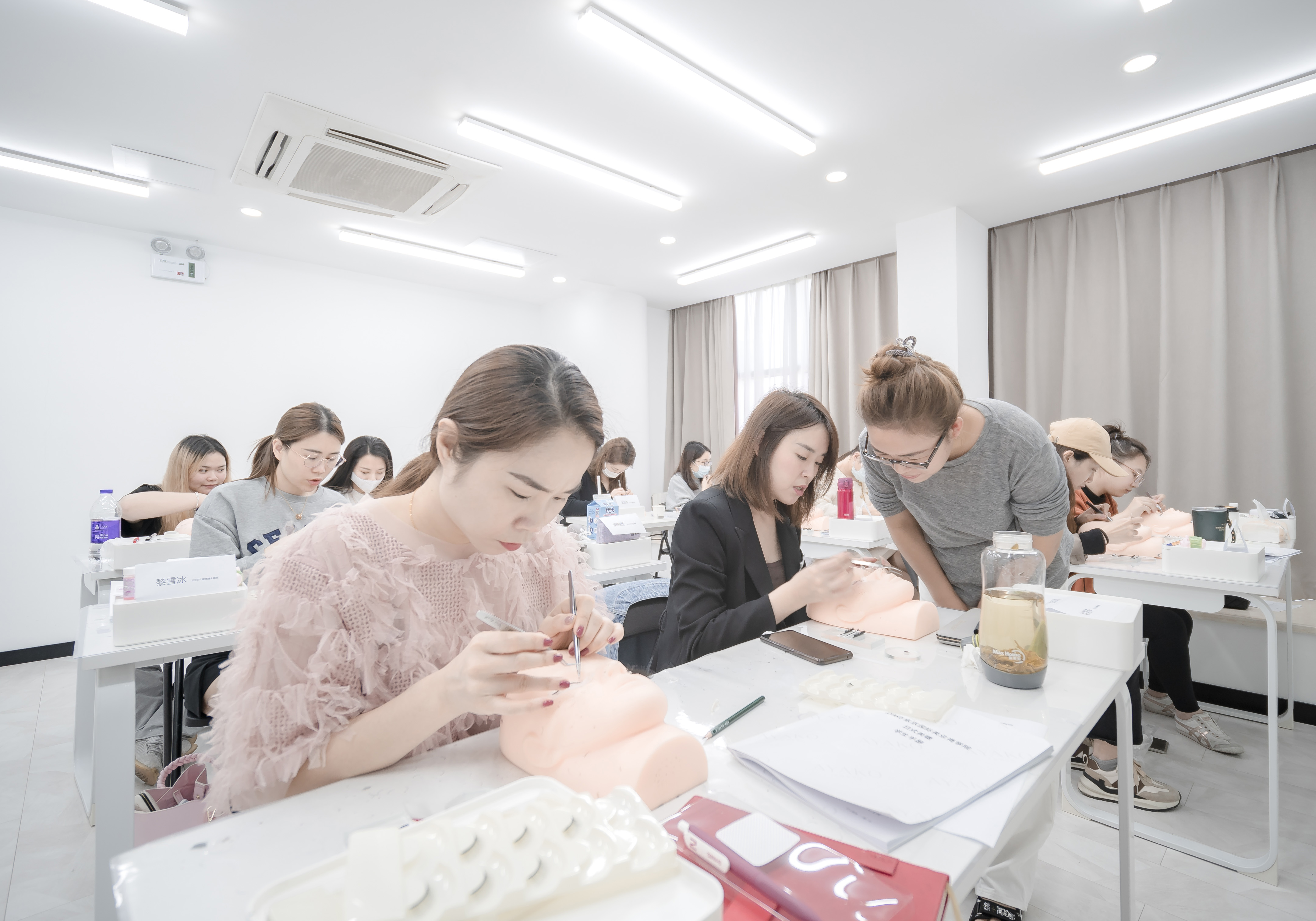 美甲学校哪里好？一般要学习多久？