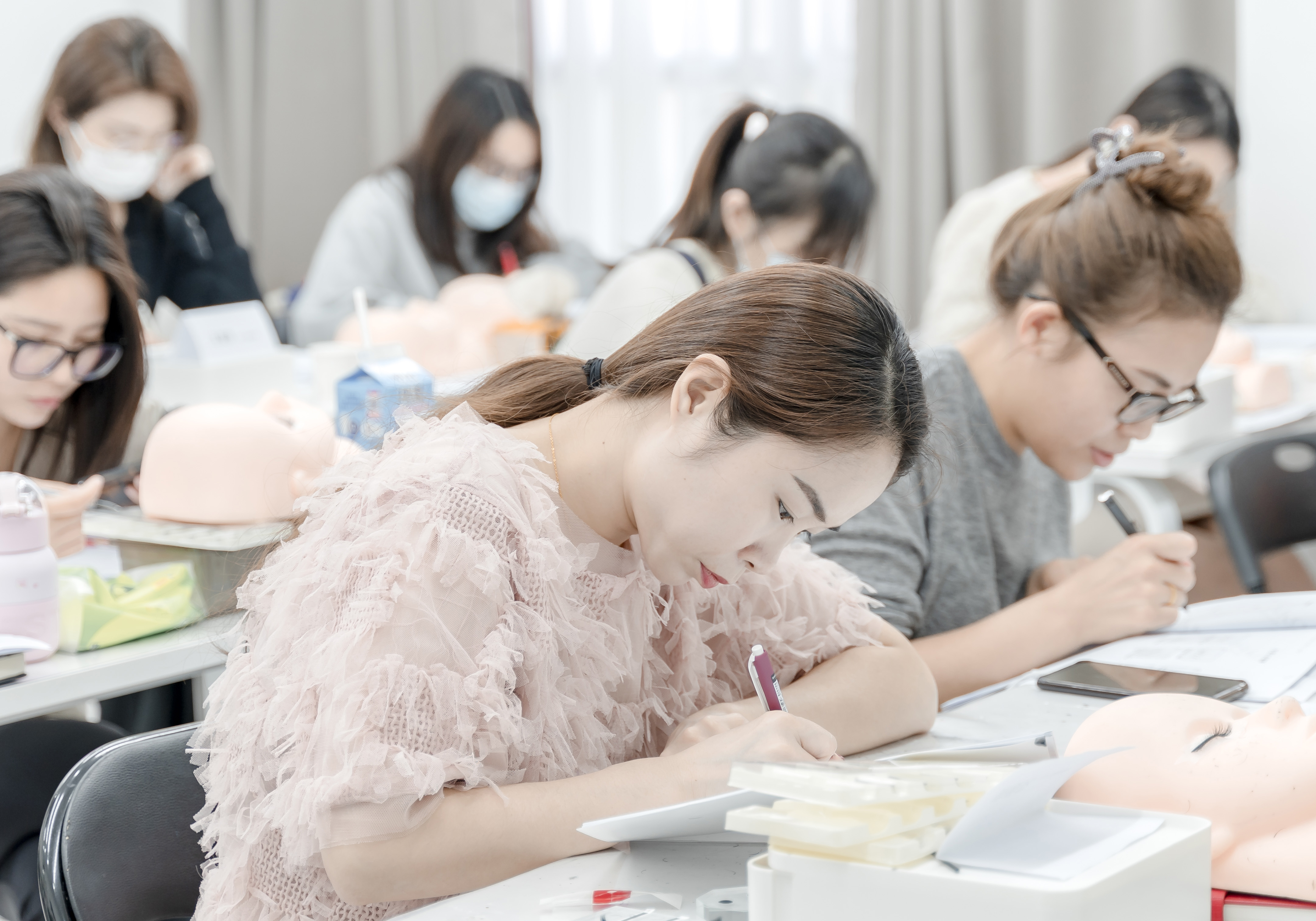 美睫美甲速成班的课程内容全面吗?