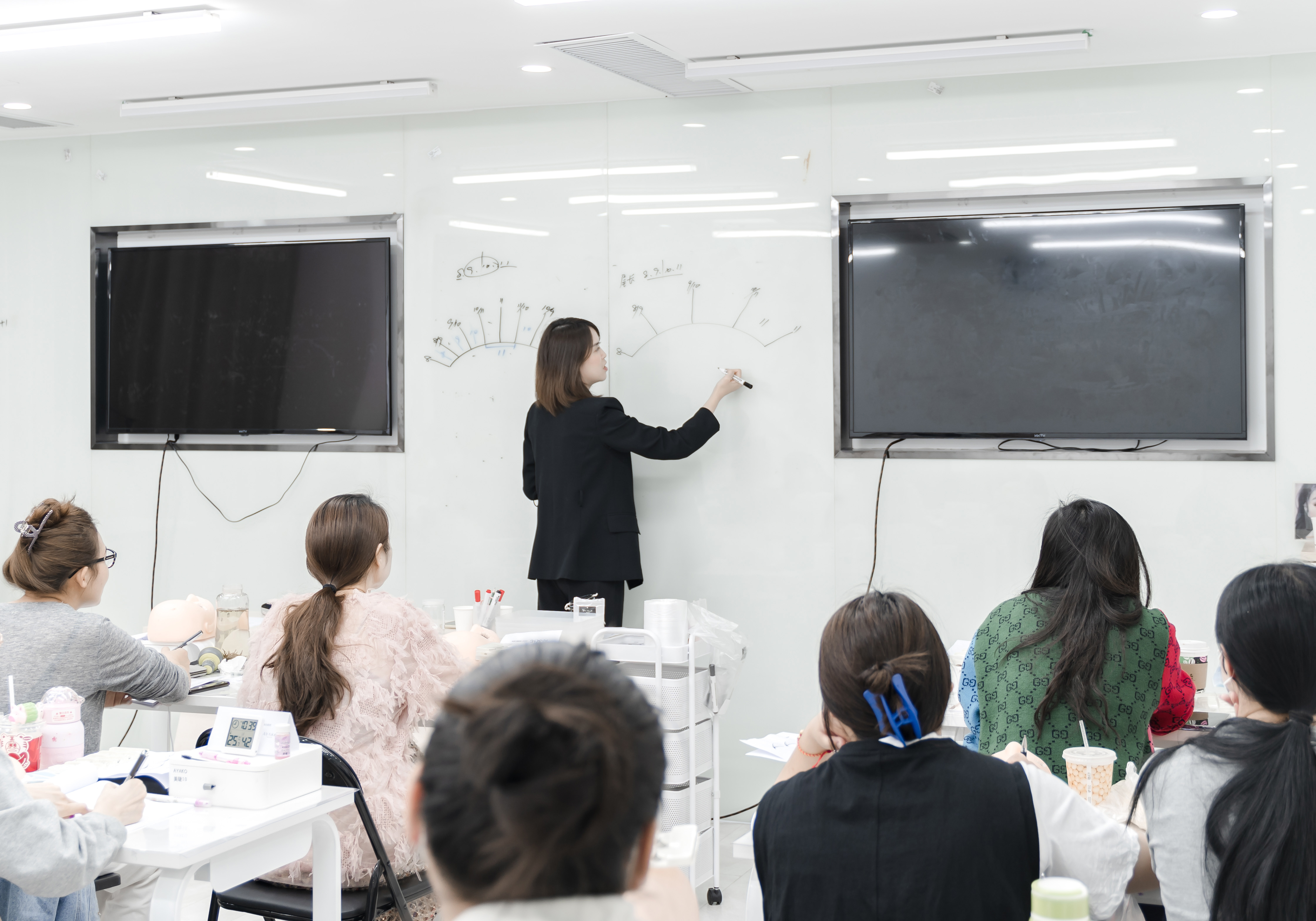 美甲学校一般学费多少?学完了之后好赚钱吗?