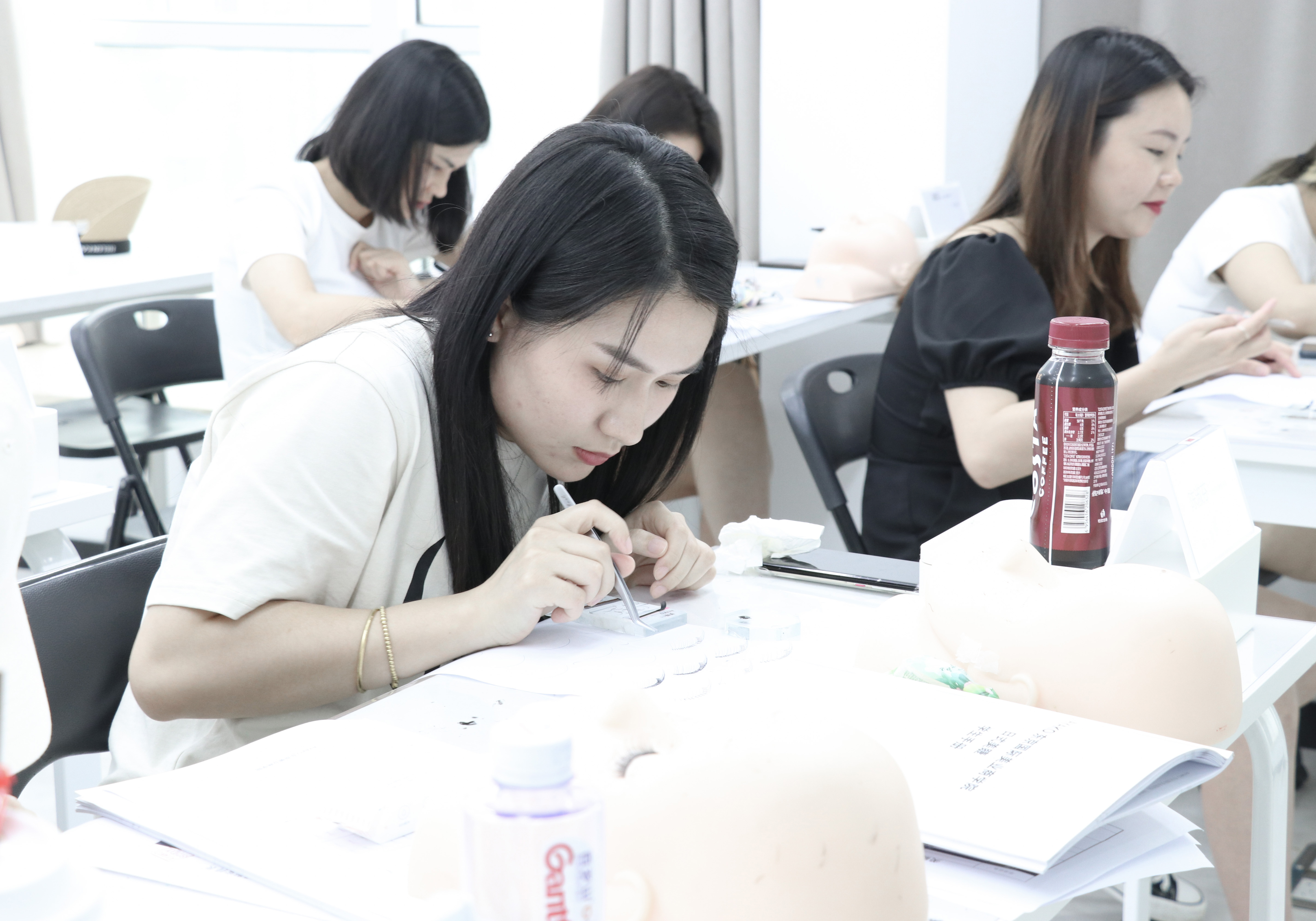 哪里的美甲学校比较好?学校还有哪些资源可以利用?