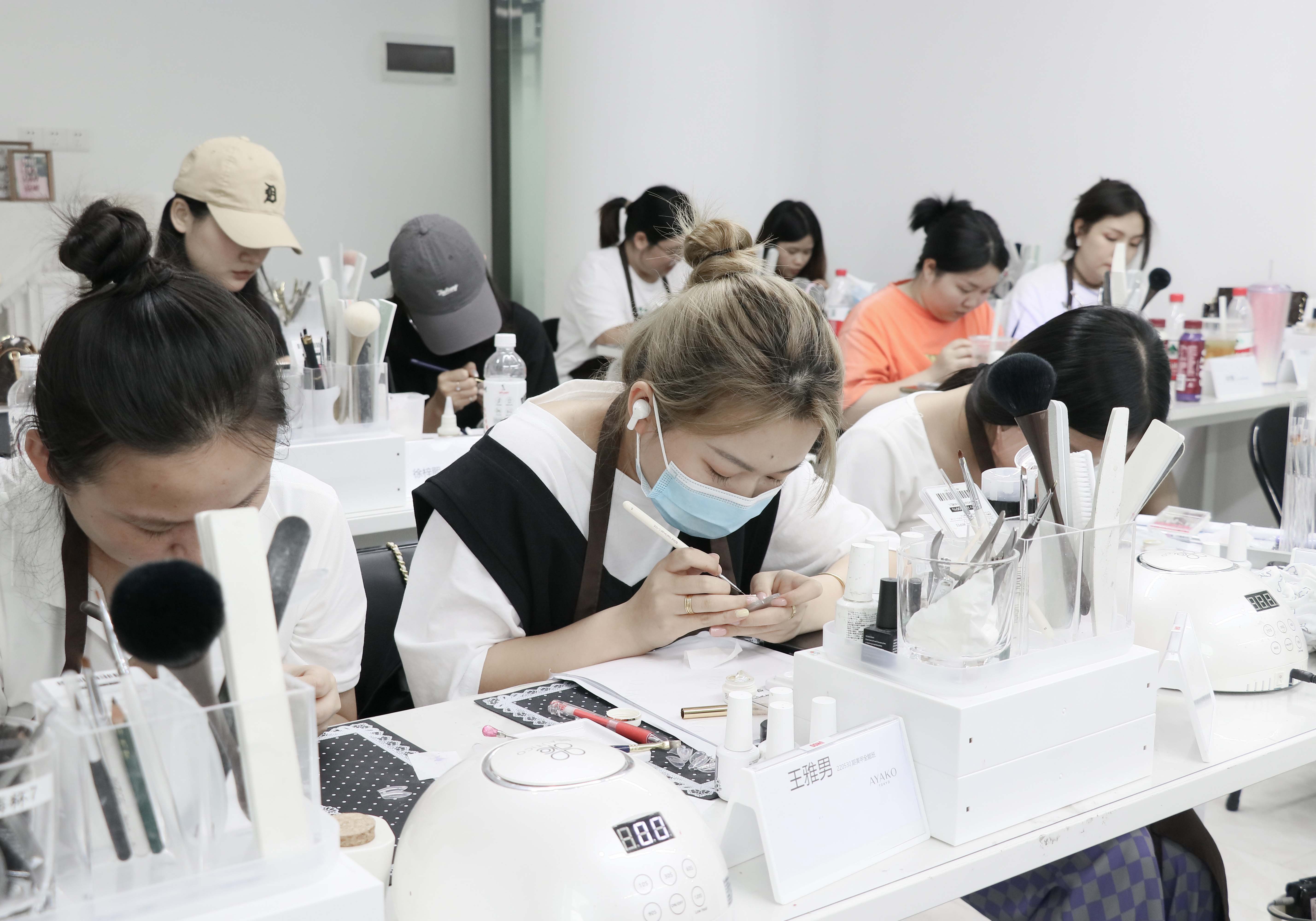 培训学校美甲美睫怎么样？为什么很多人喜欢自学？