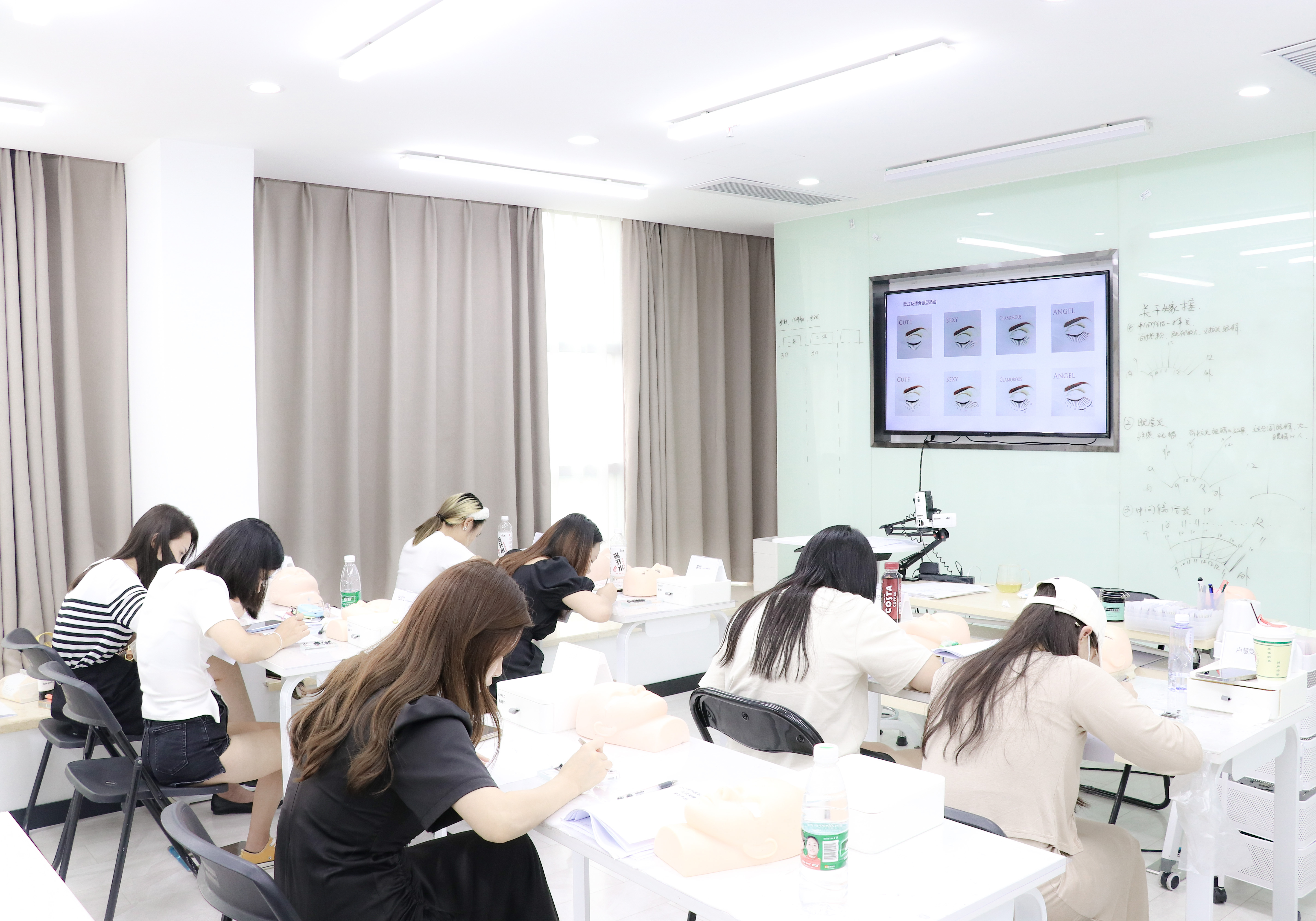 培训美睫美甲学校课程听说很贵是真的么？新手建议课程培训吗？