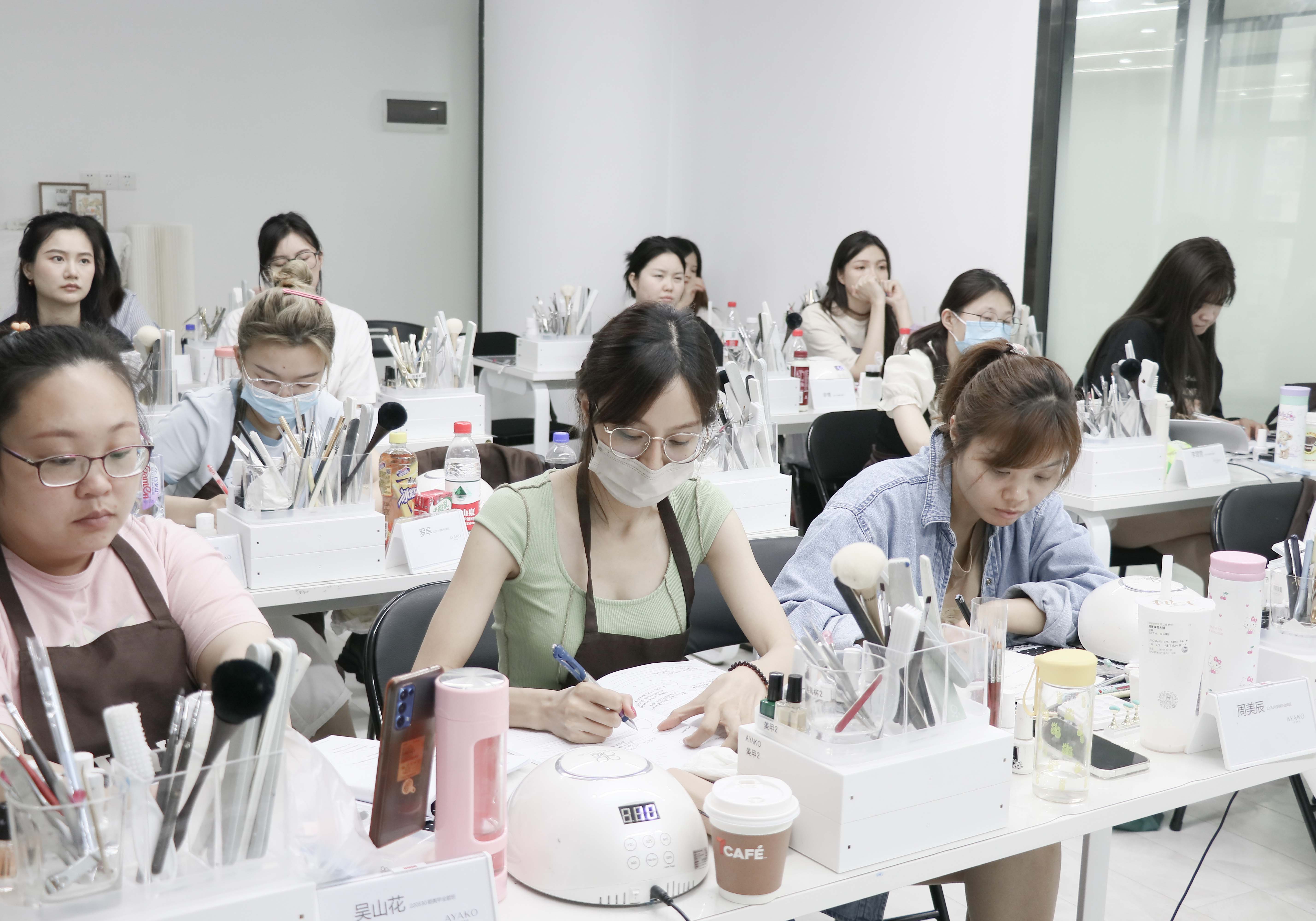 哪有美甲学校培训技术的同时也讲经营模式的？