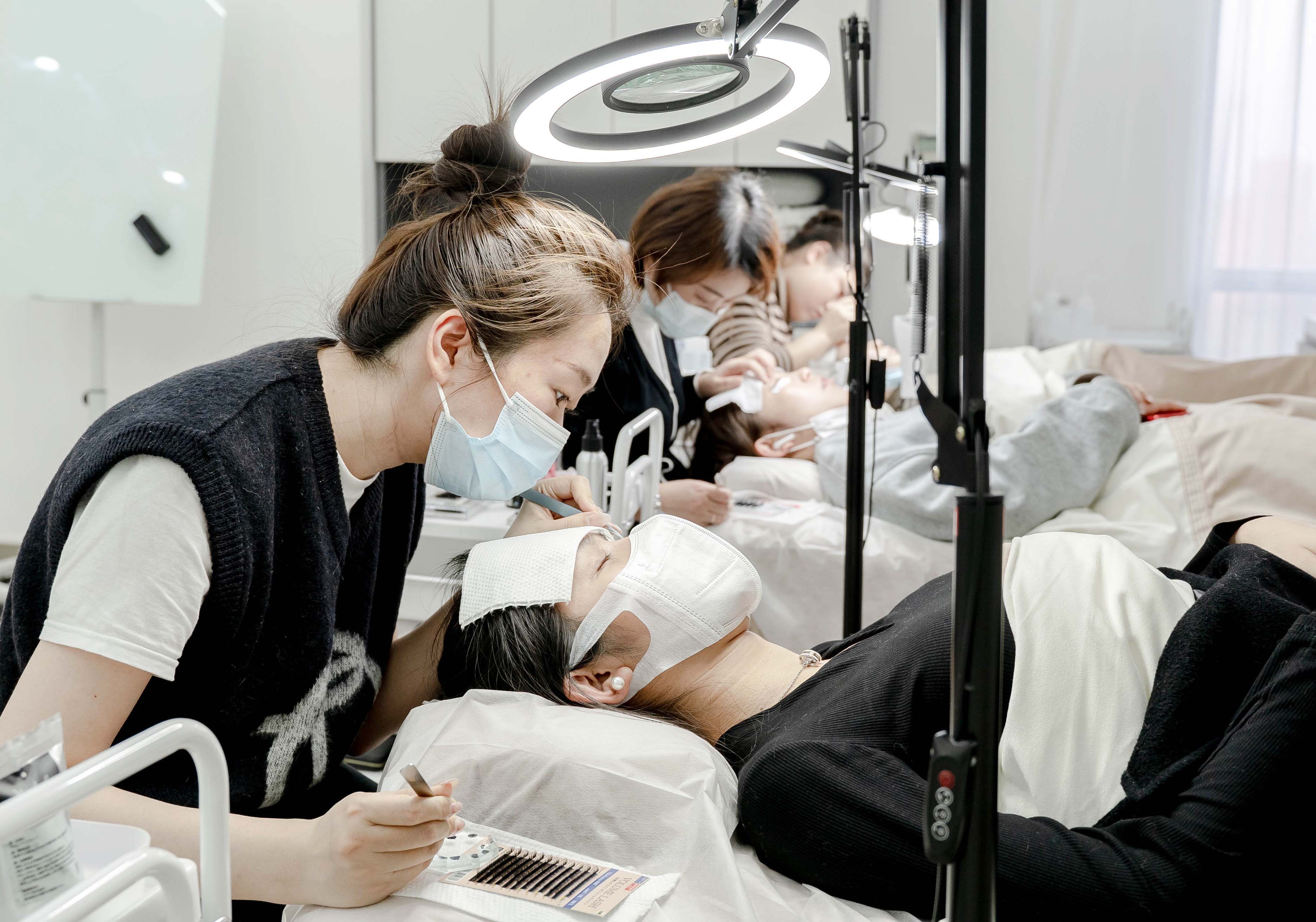 美甲培训学校价格会受到哪些因素影响？如何进行选择？