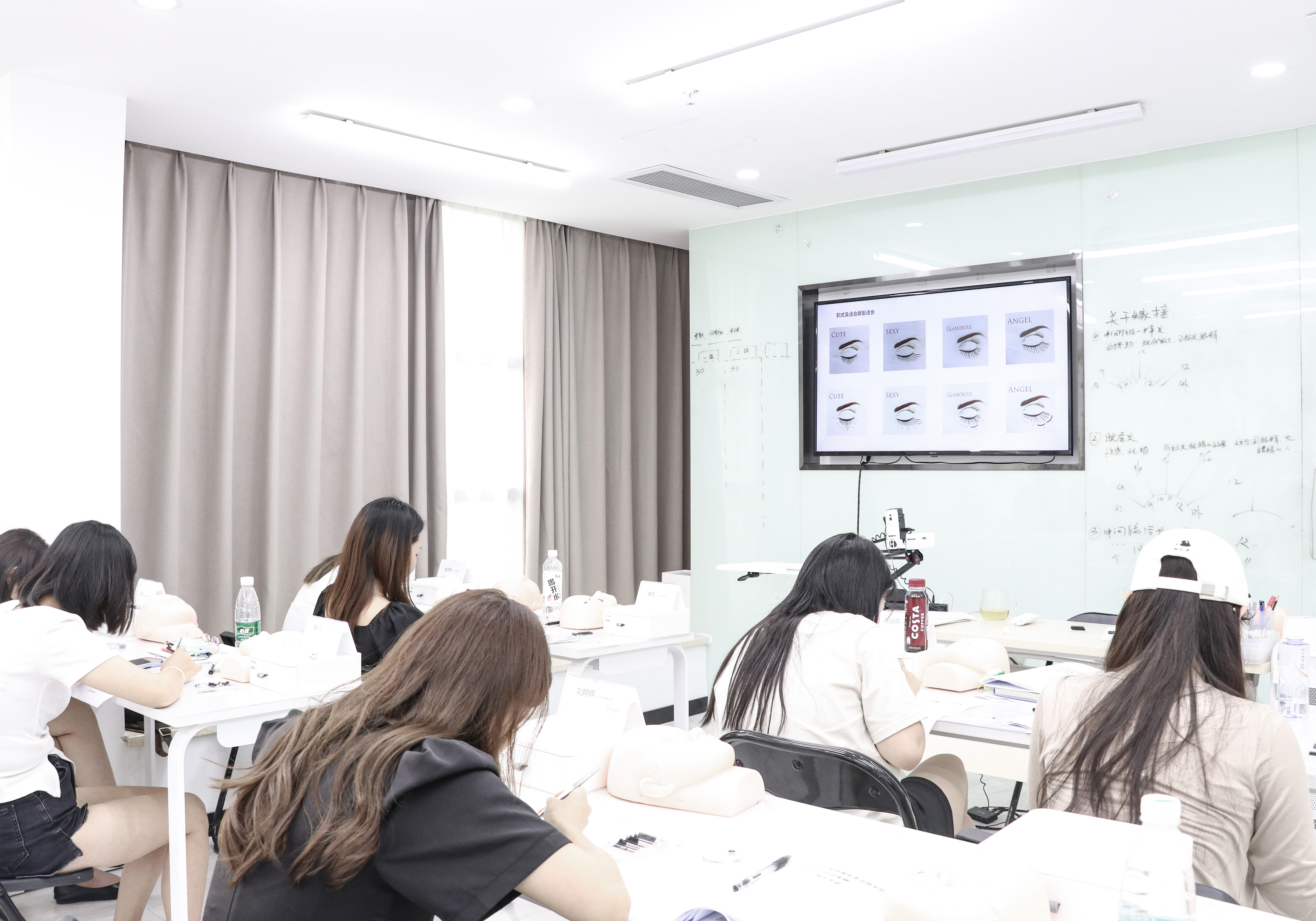 美甲培训学校费用是根据什么定制的？实际开销中还有哪些花费？