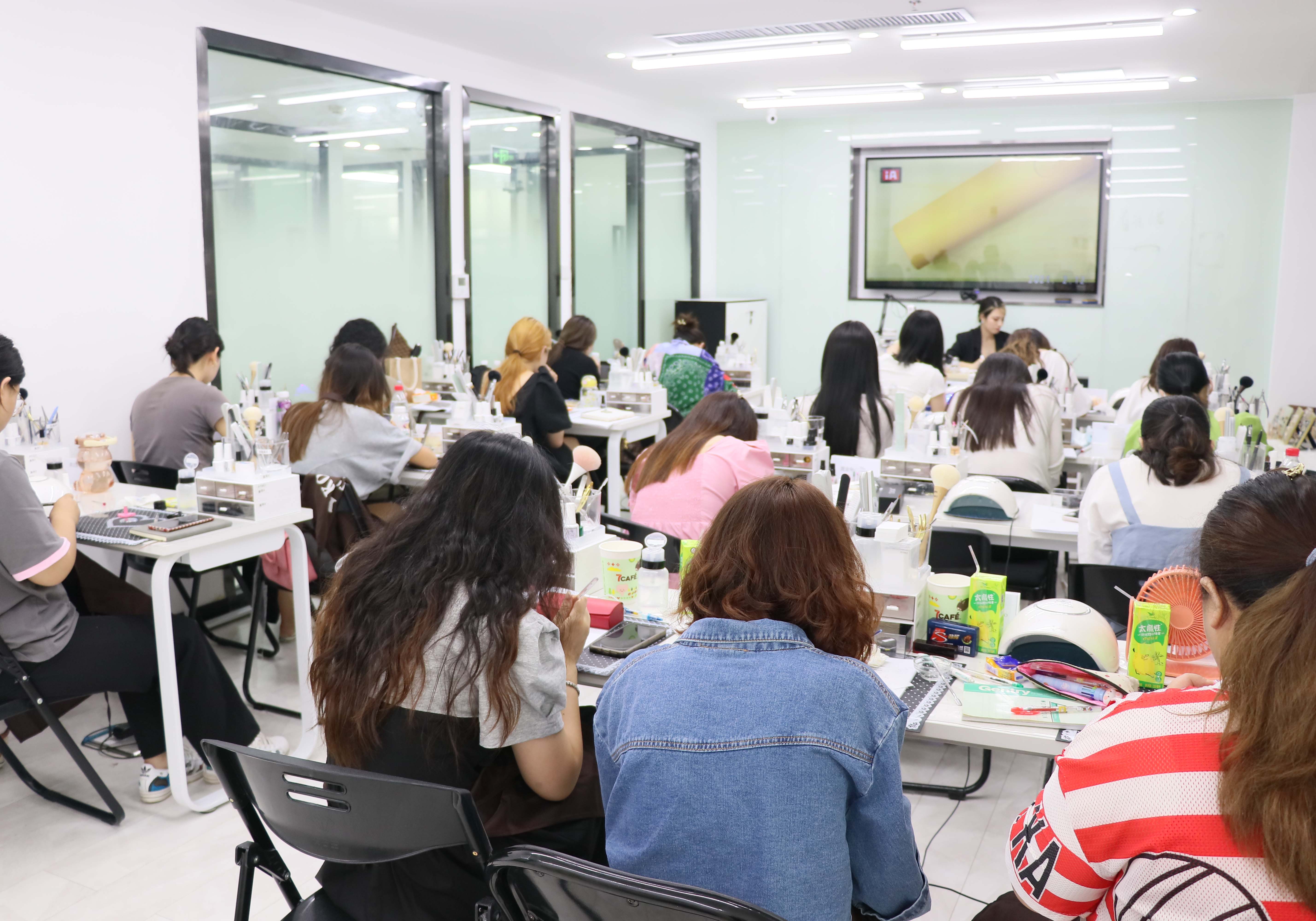 美甲培训学校哪里好？学校培训完了之后就什么都不管了吗？