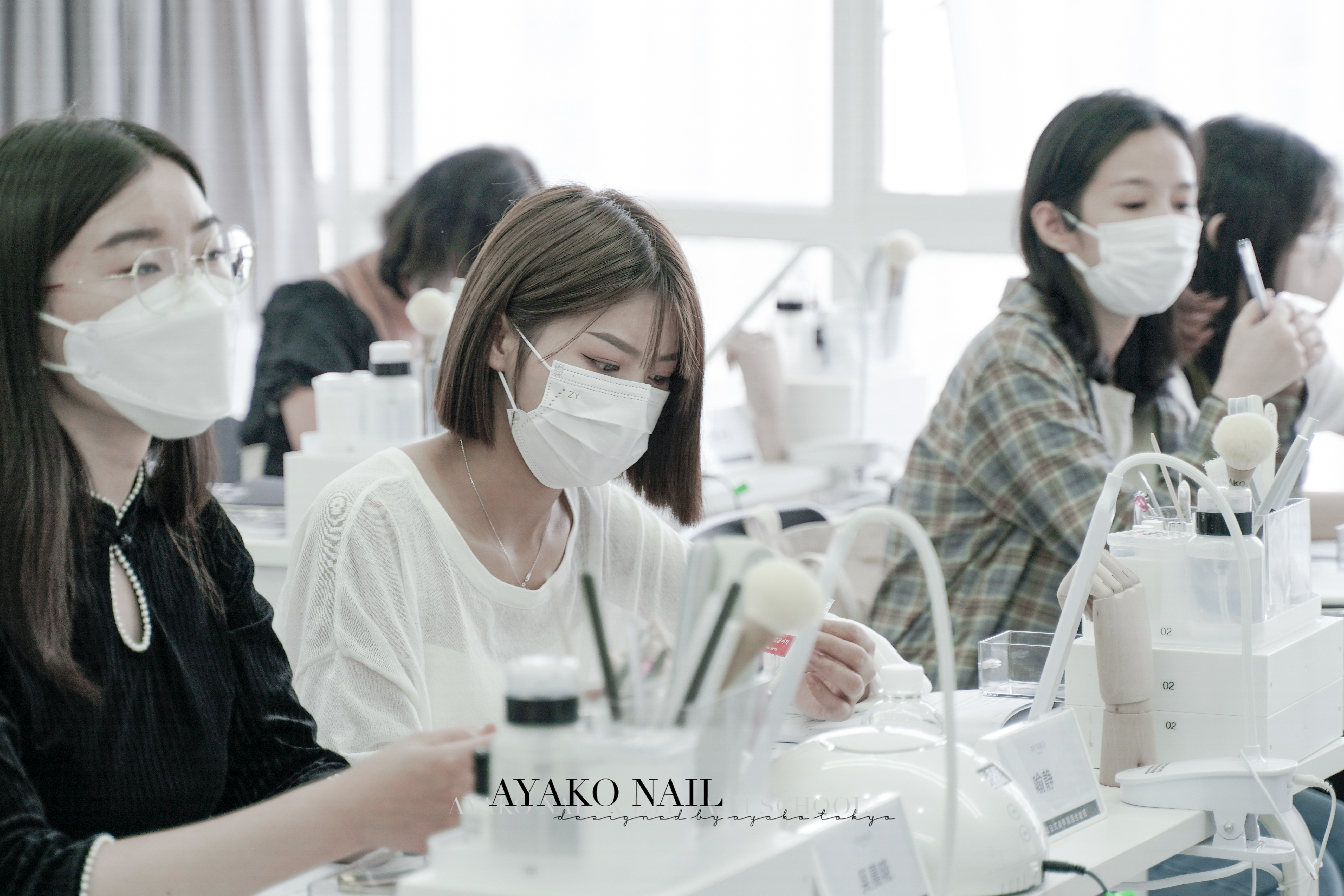 美甲培训学院怎么看老师是否专业呢？