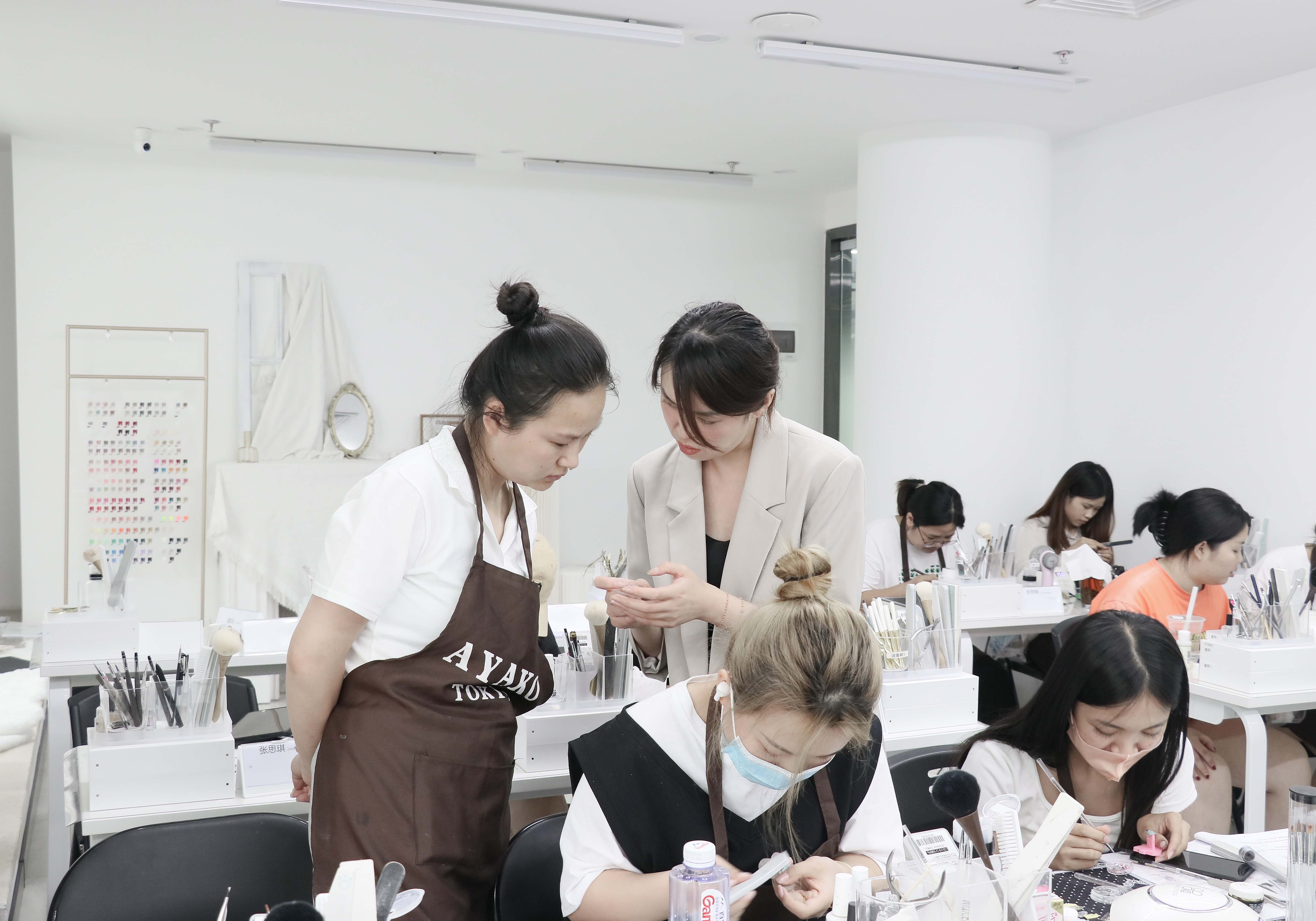 美甲培训一般需要多少钱？网上的一些培训课程靠谱吗？