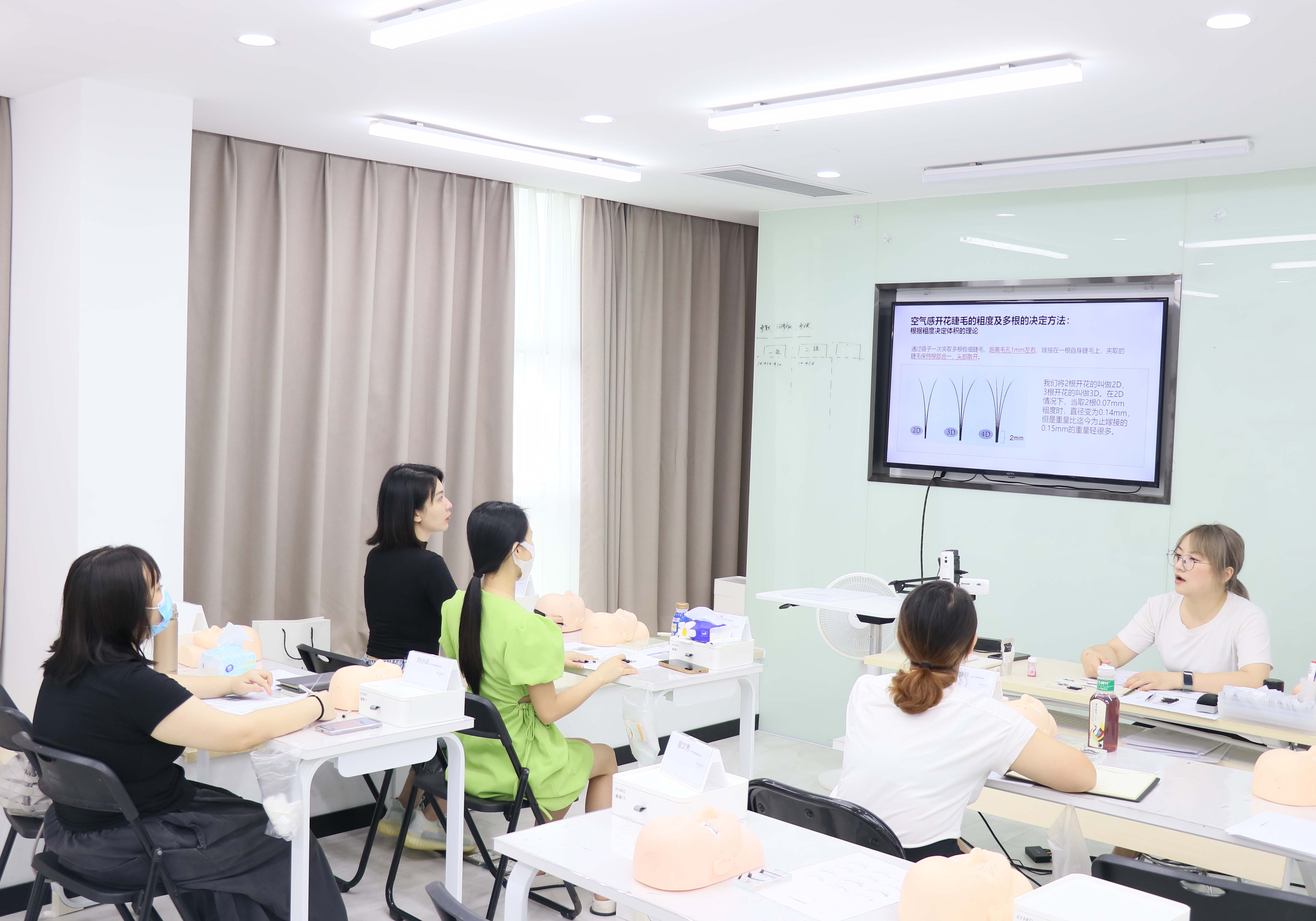 美甲学习班价格为什么这么高？自己有基础还建议选择么？