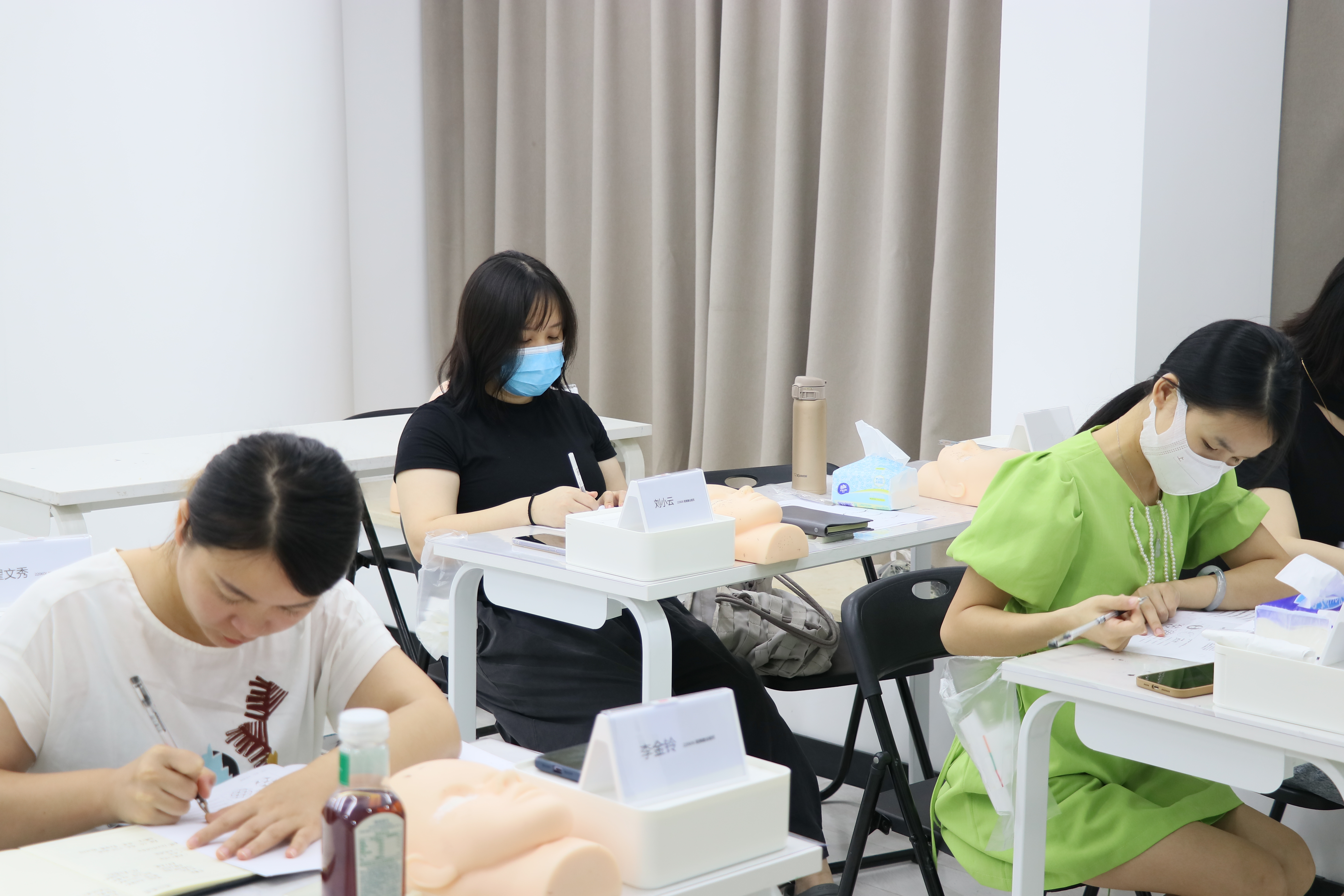 怎么快速学会美甲？如何知道上海美甲培训学校怎么样？