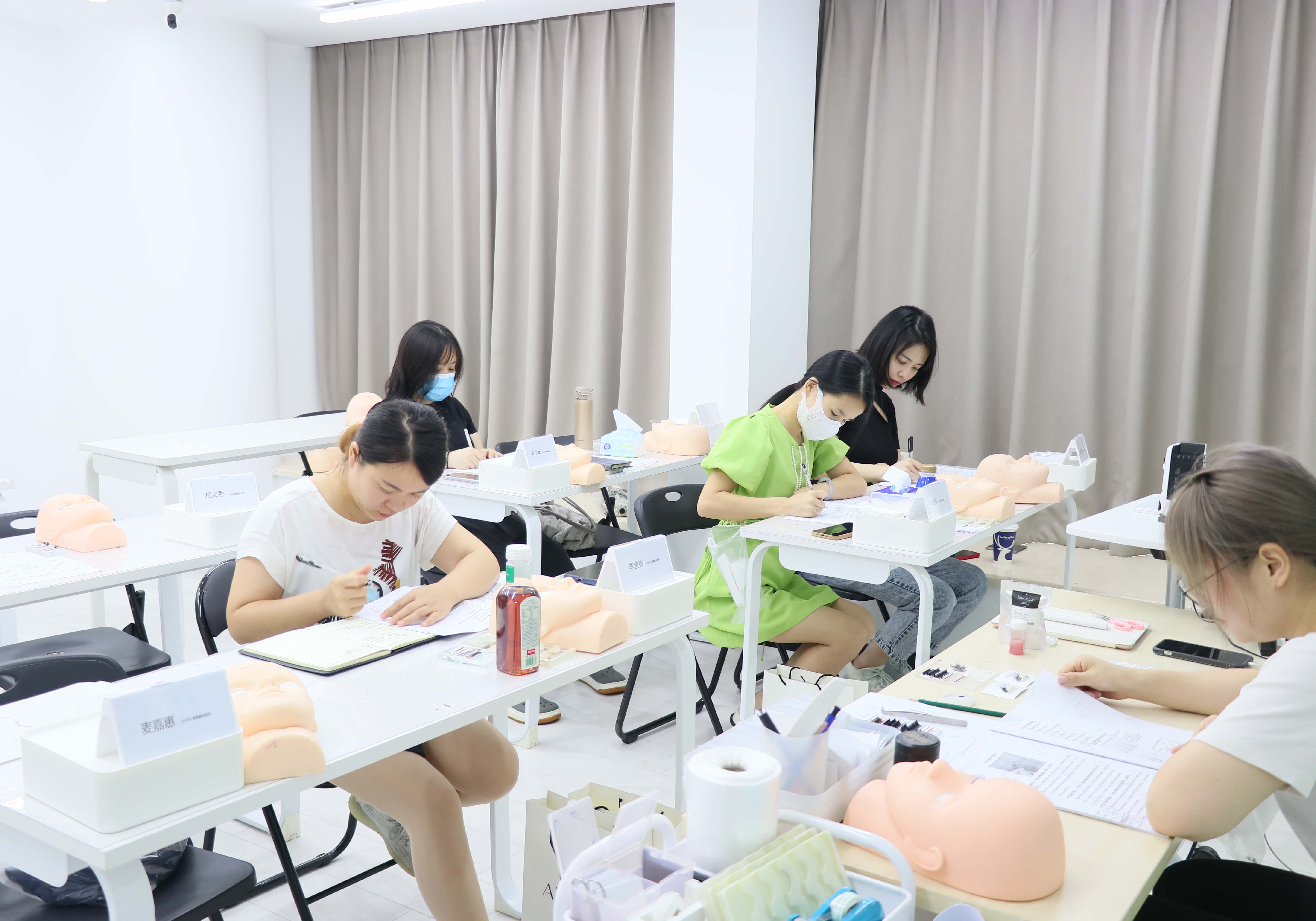 美甲学习班一般多少钱，这就要看专业不专业了