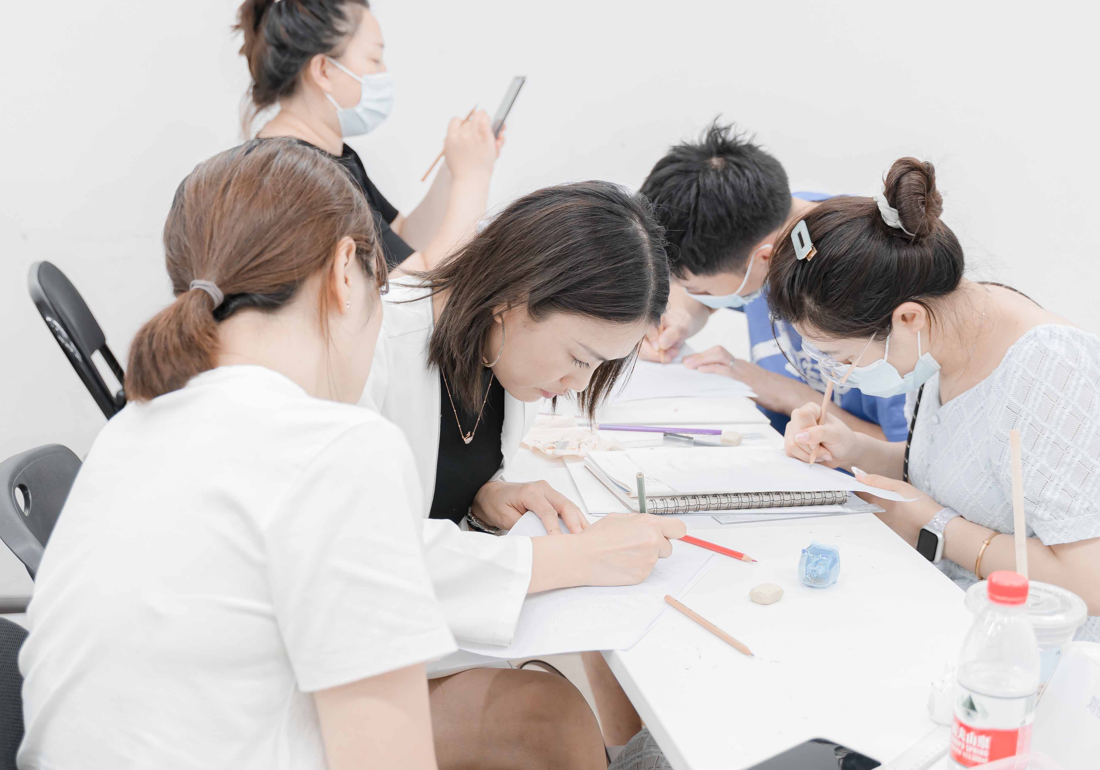想要了解美甲怎么做该去哪学习?一般上海美甲学校哪家好?