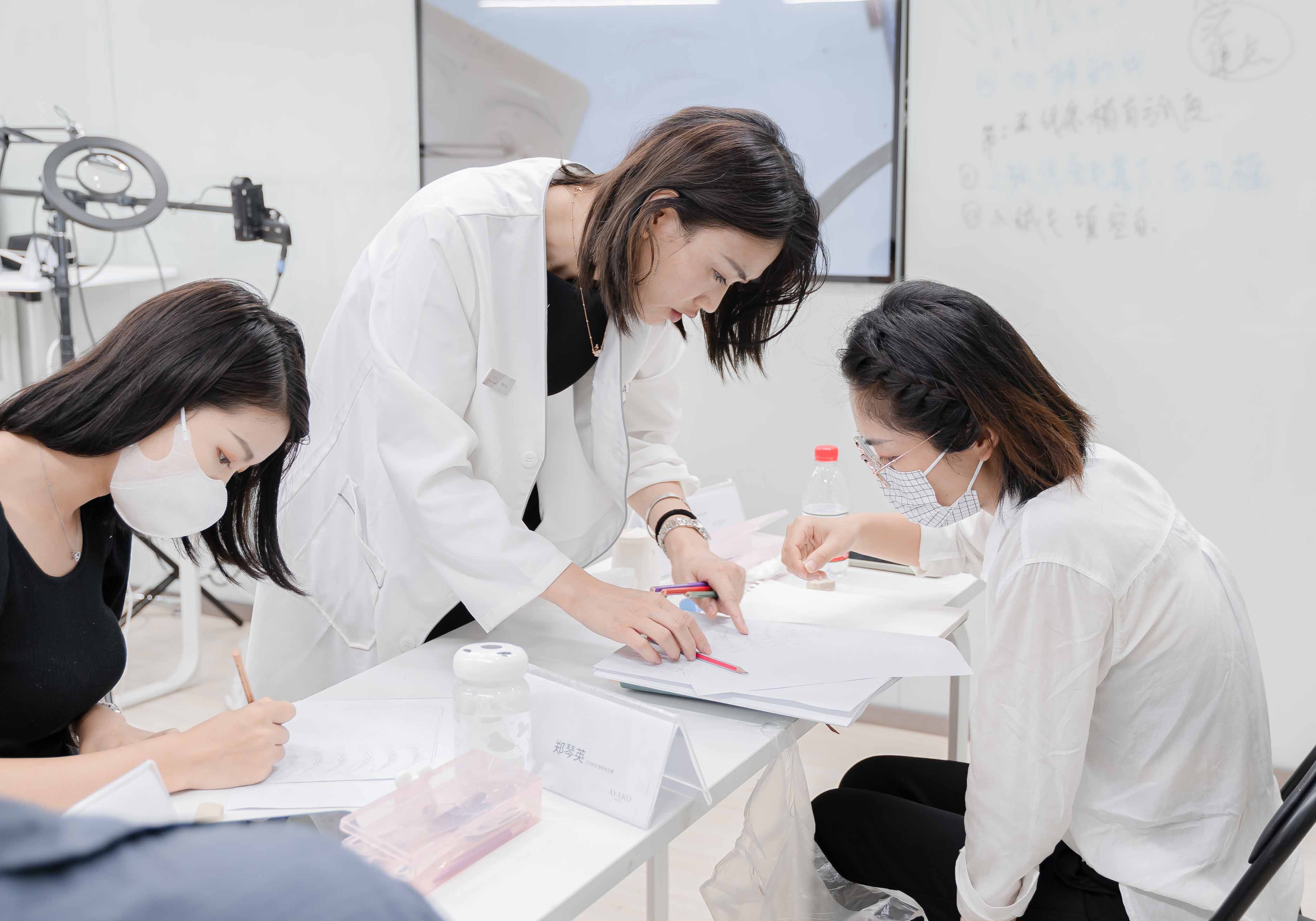 上海日式美甲美睫培训学校可以选择什么课程？可以一对一教学吗？